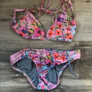 Jolyn Bikini - Andy bottoms L and triangle top L